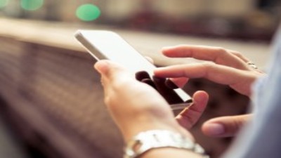 Hände tippen auf einem Smartphone