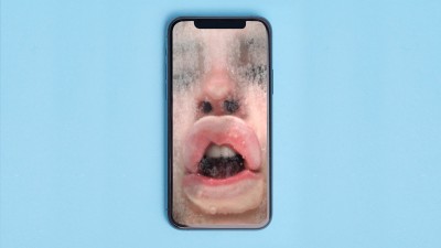 Person im Smartphone