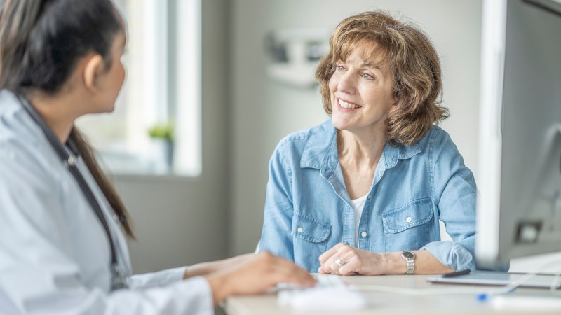 Ältere Frau und Ärztin