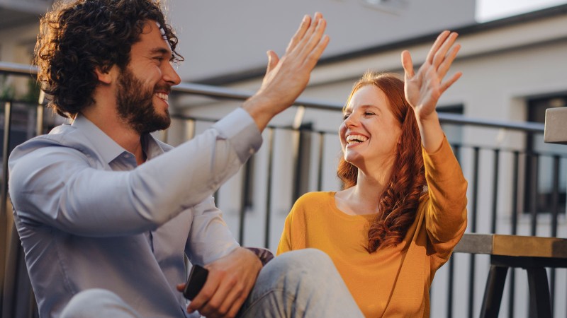 Mann und Frau geben sich einen High-Five