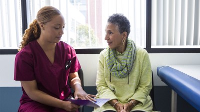 Frau mit Pflegekraft