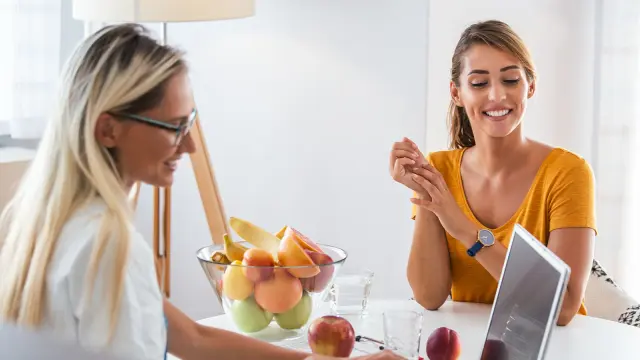 Frau spricht mit Ernährungsberaterin