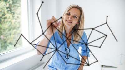 Frau zeichnet auf Tafel