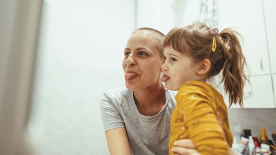 Mutter und Tochter strecken Zunge raus