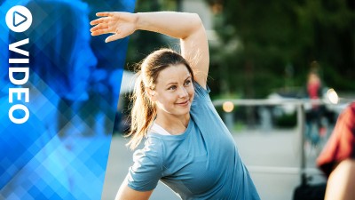 Frau macht Dehnübungen draußen