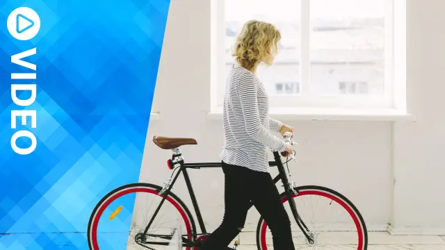 Frau mit Fahrrad
