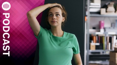 Frau steht vor Kühlschrank und schaut frustriert