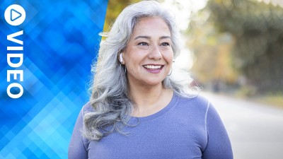 ältere Frau draußen