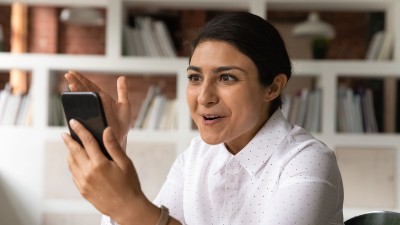 Frau spricht in ihr Handy rein