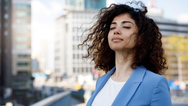 Frau schaut gelassen
