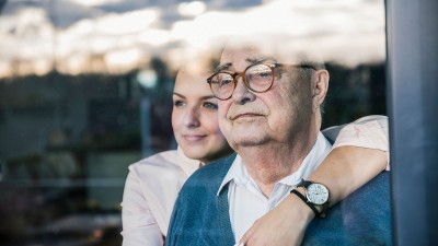 Frau legt Arm um älteren Mann