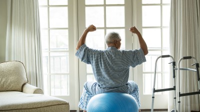 Älterer Mann macht Übungen