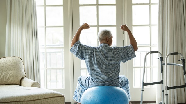 Älterer Mann macht Übungen