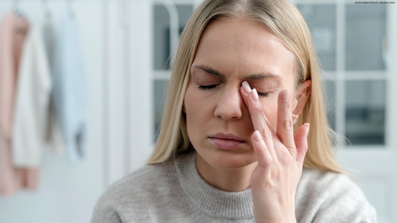 Frau reibt sich ihre Augen