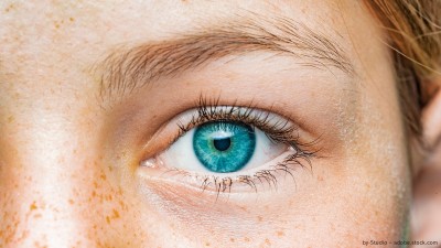 Blaues Auge mit Sommersprossen