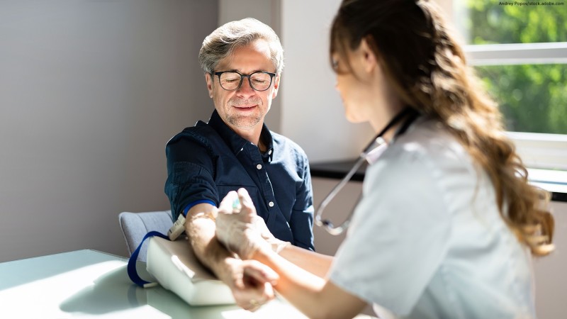 Person bei Blutdruckmessung