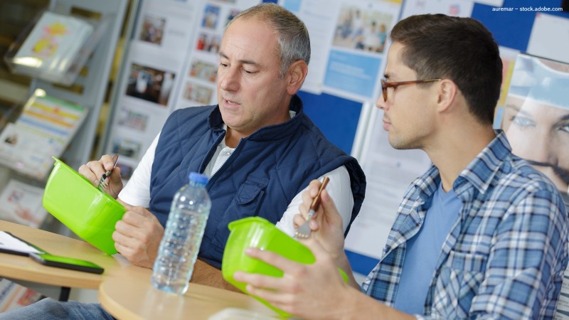 zwei Männer bei der Mittagspause