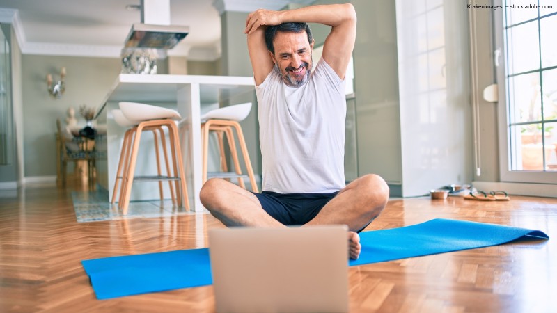 Frau zeigt auf Arm mit Pflaster