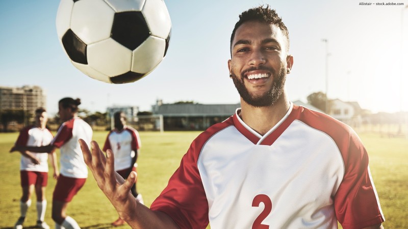 Fußballspieler wirft Ball in die Luft