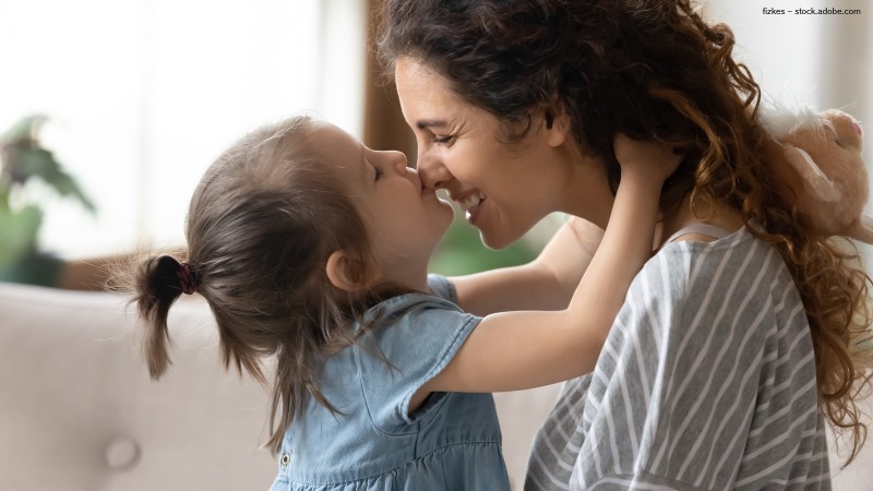 Mutter und Kind halten Nasenspitze aneinander