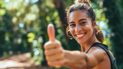 Frauen mit Daumen hoch im Wald