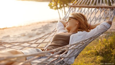 Frau entspannt auf einer Hängematte
