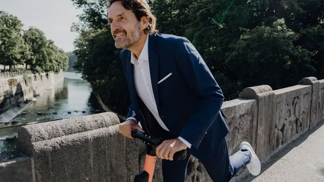 Mann auf Roller