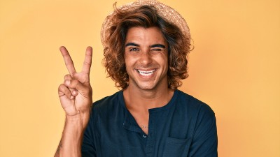 Mann macht Peacezeichen