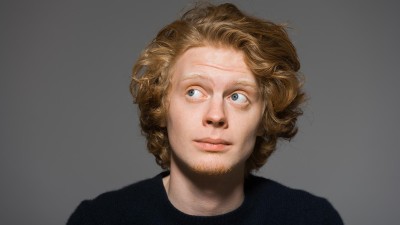 Mann schaut fragend zur Seite