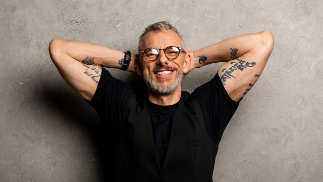 Mann verschänkt Hände hinterm Kopf