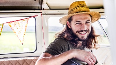 Mann mit Hut im Auto 