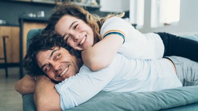Frau liegt auf dem Rücken von einem Mann