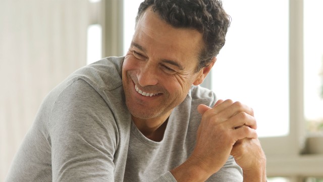 Älterer Mann lächelt.