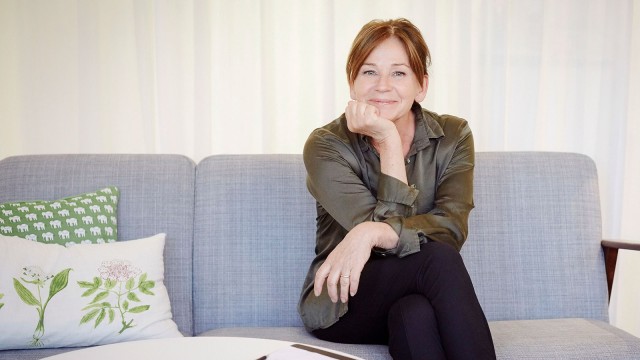 Ältere Frau auf Sofa