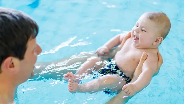 Baby und Vater im Wasser