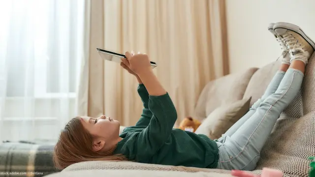 Kind am Tablet.