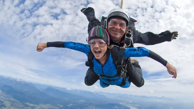 Frau und Mann machen Fallschirmsprung