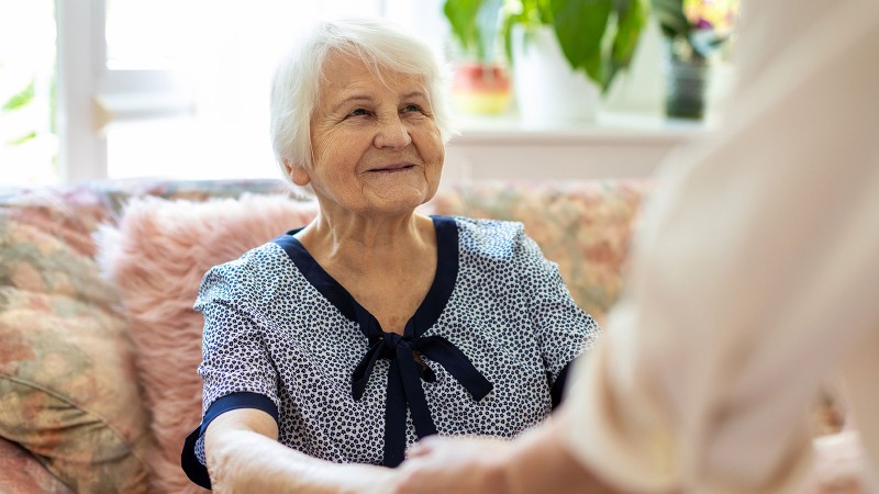 Ältere Frau bekommt Hilfe