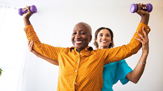Frau bei Physiotherapie