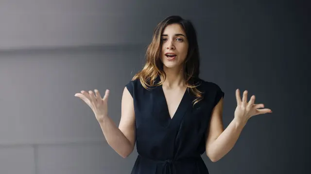 Frau bei einer Rede