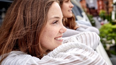 zwei Frauen schauen vom Balkon