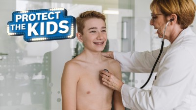 Junge wird von Ärztin untersucht