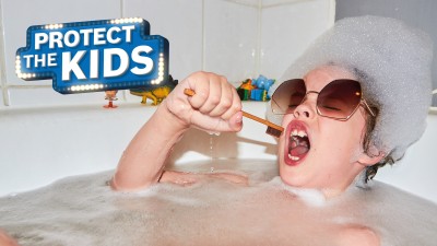 Kind singt in Badewanne