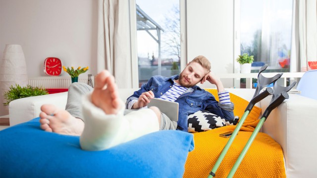 Person mit gebrochenem Bein