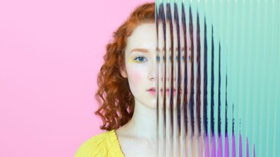 Frau hinter verschwommener Glasscheibe