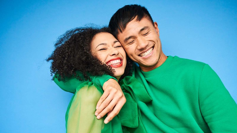 Mann und Frau umarmen sich