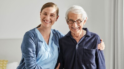 Ältere Person mit Pflegerin