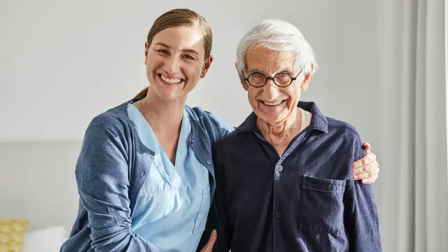 Ältere Person mit Pflegerin