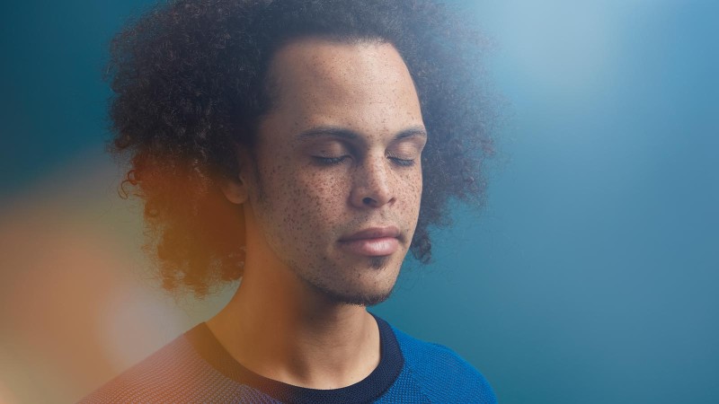 Mann mit geschlossenen Augen