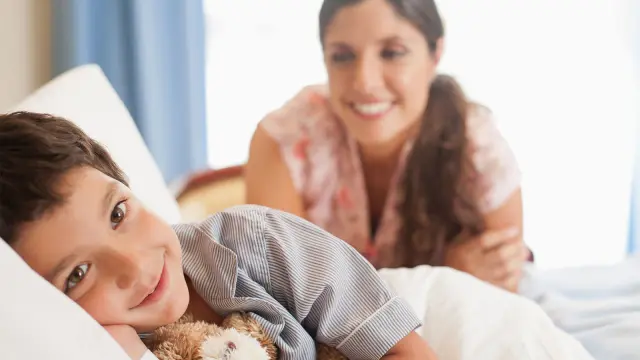 Mutter mit Kind im Krankenhaus